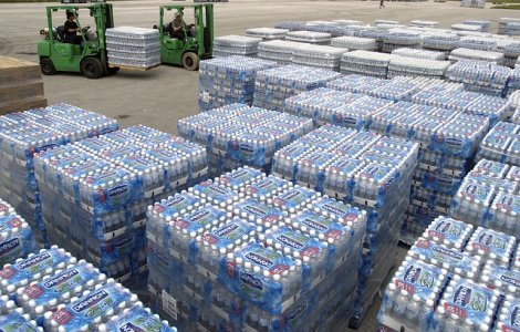 Primaria Bacau distribuie gratuit apa minerala si menajera pentru populatie, dupa ce orasul este de trei zile fara apa la robinete