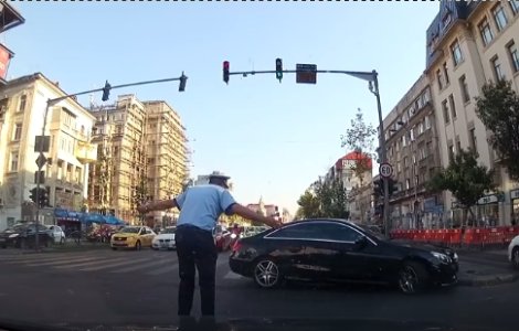  Video  Reactia unui politist la neindemanarea unui sofer