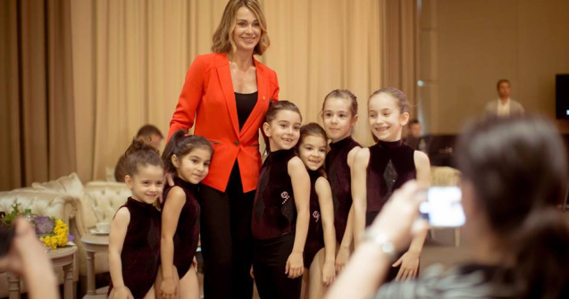 Mesaj video pentru Nadia Comaneci din partea actorilor Christian Slater si Will Smith