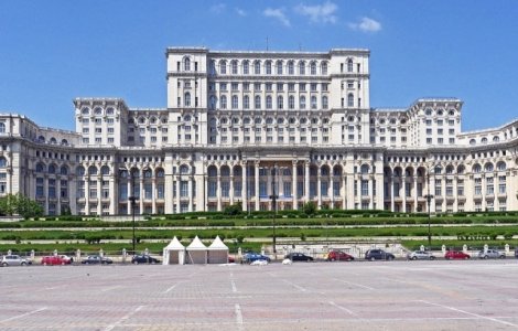 Camera Deputatilor contracteaza noi lucrari de reparatii la Palatul Parlamentului