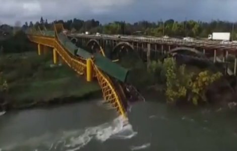  Video  Pod feroviar prabusit in Chile. Sase vagoane au cazut in apa