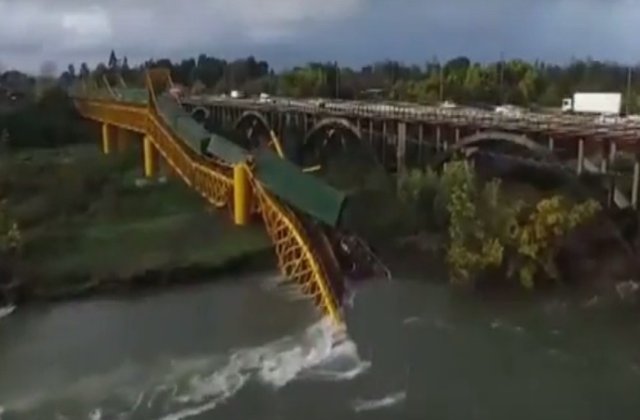 [Video] Chile: Sase vagoane ale unui tren de marfa au cazut in apa, dupa ce un pod feroviar s-a prabusit