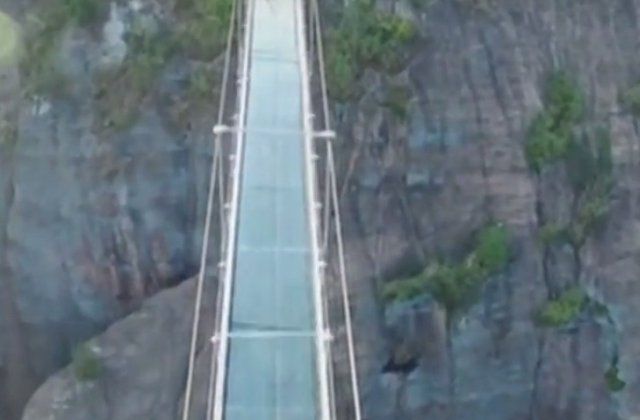 [Video] Demn de Cartea Recodurilor! Cel mai lung pod de sticla din lume, inaugurat in China