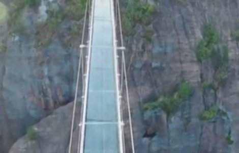  Video  Demn de Cartea Recodurilor! Cel mai lung pod de sticla din lume, inaugurat in China