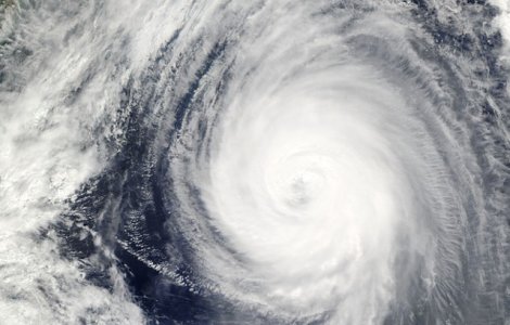 Zeci de mii de japonezi, mutati din calea taifunului Mindulle