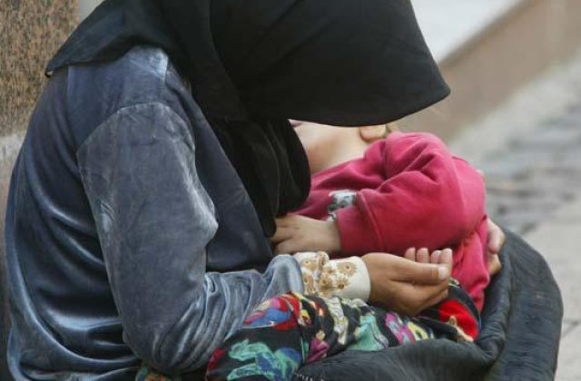 Austria: O romanca a fost amendata cu 38.000 de euro pentru ca cerseste cu copilul pe strazi
