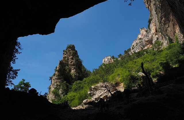 Noua turisti blocati intr-o pestera din Muntii Apuseni, din cauza unei viituri