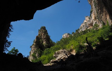 Noua turisti blocati intr-o pestera din Muntii Apuseni, din cauza unei viituri