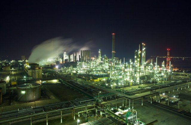 Inspectia Muncii a demarat o ancheta pentru a stabili cauzele incendiului de la rafinaria Petromidia Navodari