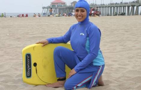 Nisa: Politistii le obliga pe femeile musulmane sa se dezbrace de costumul de baie burkini pe plajele rivierei franceze