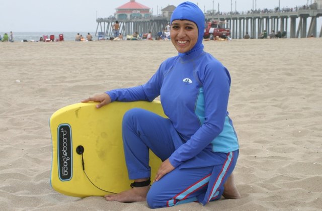 Nisa: Politistii le obliga pe femeile musulmane sa se dezbrace de costumul de baie burkini pe plajele rivierei franceze