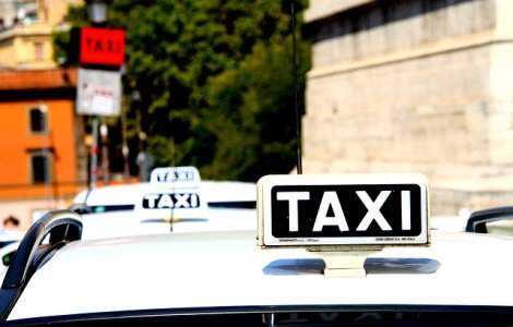 Peste 130 de soferi de taxi au fost trimisi in judecata