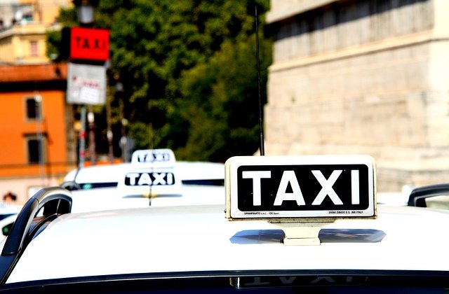 Peste 130 de soferi de taxi au fost trimisi in judecata