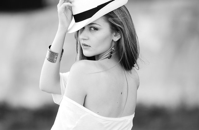 Top 10 motive pentru care femeile inteligente iubesc sarcasmul