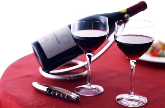 Micile placeri costa: Cat iti ia din viata o tigara? Dar trei pahare de vin?