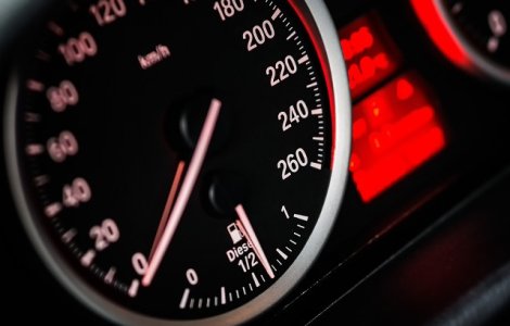 Un sofer a intrat cu masina intr-o multime de oameni adunati la un concert in Vama Veche