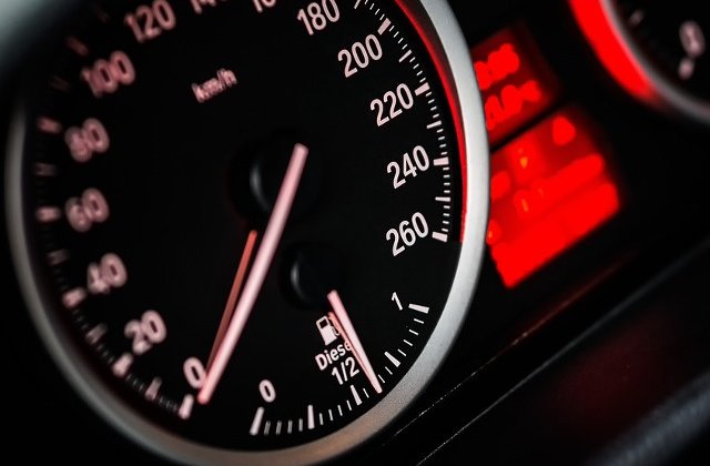 Un sofer a intrat cu masina intr-o multime de oameni adunati la un concert in Vama Veche