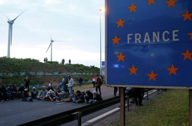 Franta a expulzat doi marocani radicalizati, pentru ca reprezentau o amenintare pentru ordinea publica