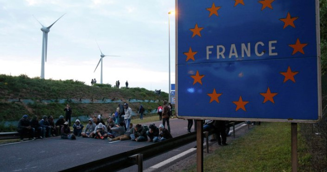 Franta a expulzat doi marocani radicalizati, pentru ca reprezentau o amenintare pentru ordinea publica