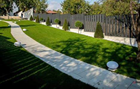 Legea iti permite sa treci prin curtea vecinului