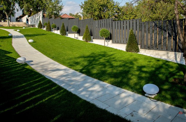 AvocatNet: Daca ti-e imposibil sa ajungi in propria curte din drumul public, legea iti permite sa treci prin curtea vecinului