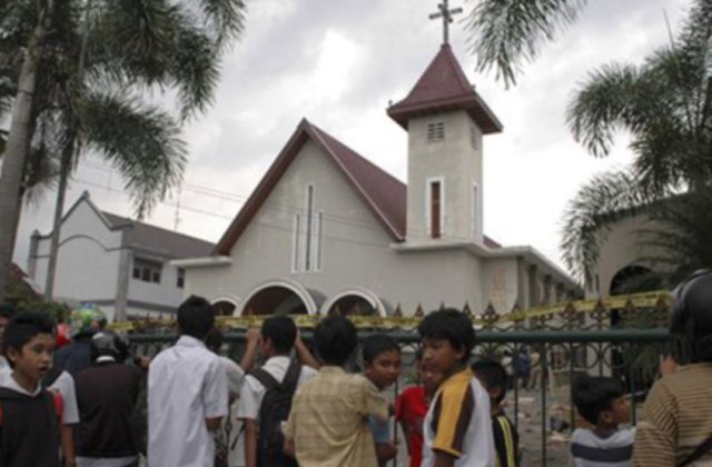 Indonezia: Atac sinucigas cu bomba intr-o biserica catolica, nereusit. Dispozitivul tanarului "obsedat" de liderul Statului Islamic nu s-a detonat