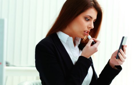 10 greseli de make-up la birou