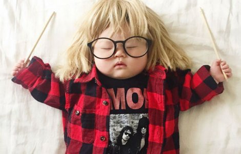 Vedeta fara sa stie. Ce fac parintii cand aceasta fetita doarme