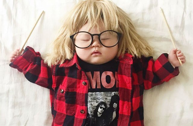 [FOTO] Vedeta fara sa stie. Ce fac parintii cand aceasta fetita doarme