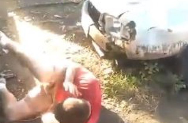 Cei doi tineri care au batut cu pumnii si cu picioarele un alt tanar pe o strada din Cluj-Napoca, retinuti