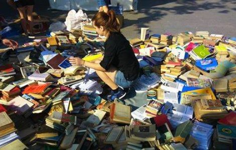 Protest la fantana din Piata Universitatii