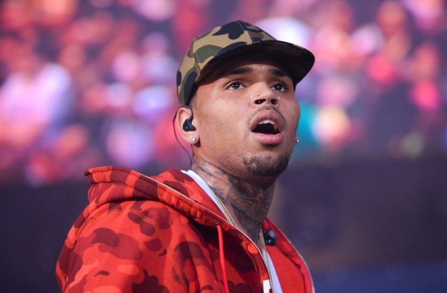 Chris Brown a fost arestat din nou - e acuzat ca a pus pistolul la tampla unei femei