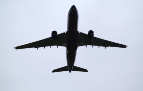 Avion care zbura pe ruta Houston-Londra, nevoit sa aterizeze de urgenta. 16 persoane, ranite