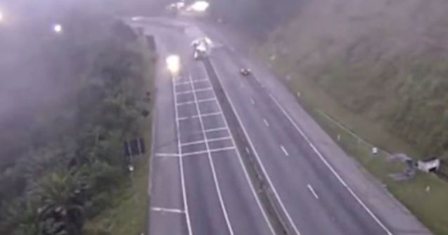  Video  Accident ingrozitor: O cisterna cu alcool explodeaza