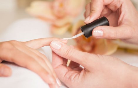 Motivul pentru care barbatii se dau cu oja pe o singura unghie