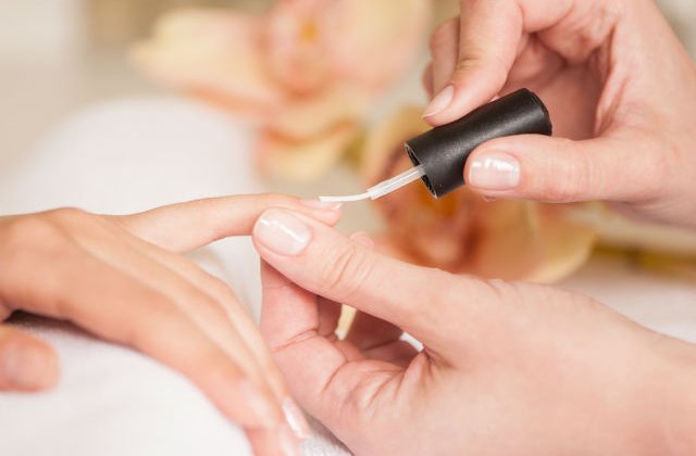 [FOTO] Motivul emotionant pentru care barbatii se dau cu oja pe o singura unghie