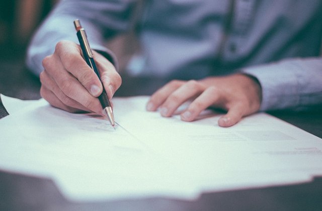 Ordinul de retragere a titlului de doctor in drept acordat lui Gabriel Oprea, semnat de ministrul Educatiei