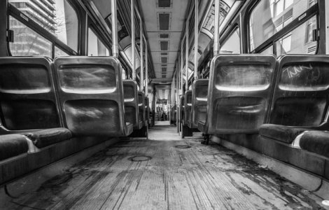 Barbat ranit in tramvai dupa ce a incercat sa-si apere familia de hoti