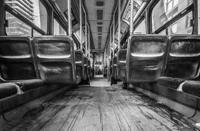 Barbat ranit in tramvai dupa ce a incercat sa-si apere familia de talhari. Scenele petrecute in Capitala