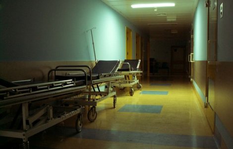Iasi: Copil cazut in acid sulfuric aruncat pe jos de locatari, internat in spital in stare grava