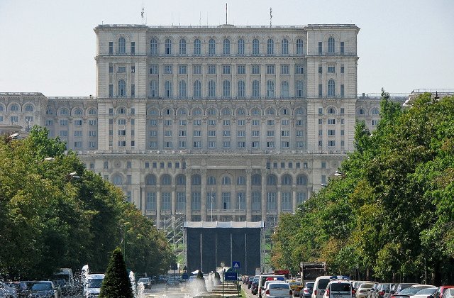 Accident GRAV in apropiere de Palatul Parlamentului. 10 pasageri raniti, in urma coliziunii dintre un autobuz si o masina