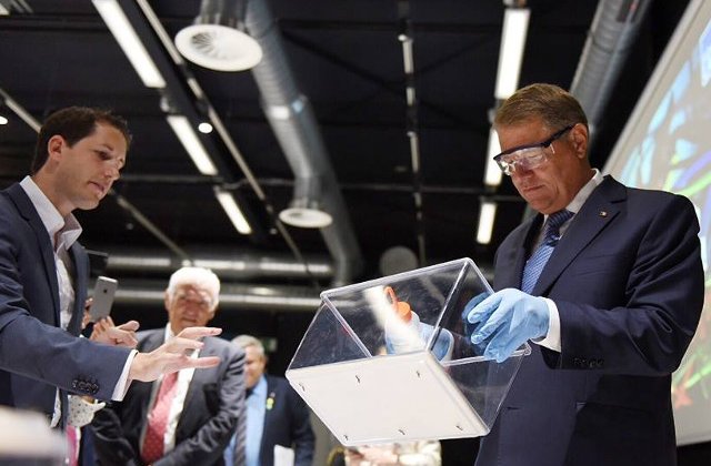 [Foto] Steagul Romaniei, ridicat la CERN. Mesajul transmis de presedintele Klaus Iohannis