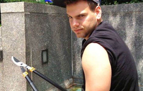  Video  Acest barbat distruge selfie stick-urile turistilor. Uite de ce!