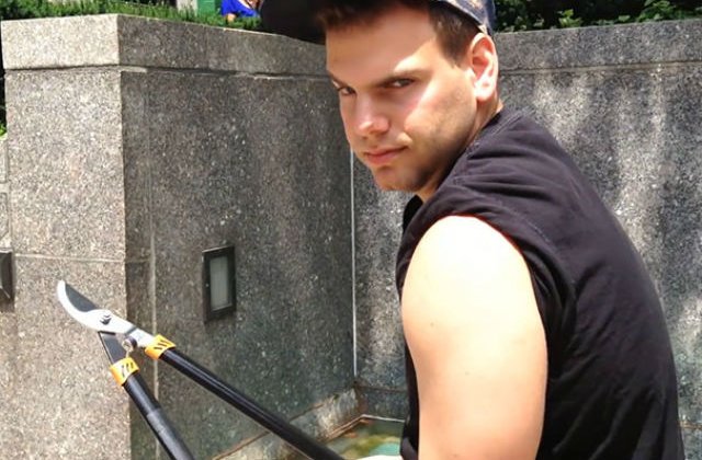 [VIDEO] Acest barbat distruge selfie stick-urile turistilor. Uite de ce!