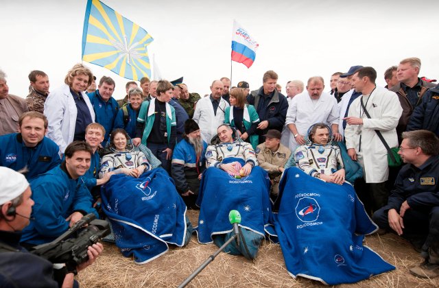 Trei membri ai echipajului Statiei Spatiale Internationale au revenit pe Terra