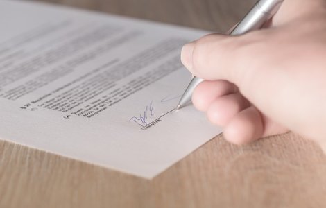 STUDIU: Romanii nu se mai feresc de contractele de munca temporare