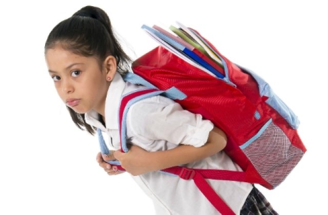 Ghiozdanele grele ale elevilor: la ce riscuri sunt supusi copiii si cum putem preveni eventualele afectiuni