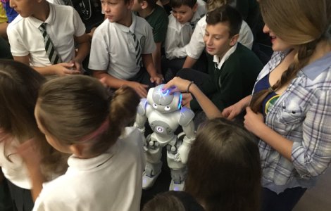 Peste 350 de elevi clujeni, initiati in tainele roboticii cu ajutorul robotului umanoid NAO