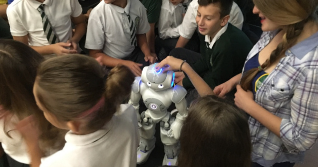 Peste 350 de elevi clujeni, initiati in tainele roboticii cu ajutorul robotului umanoid NAO