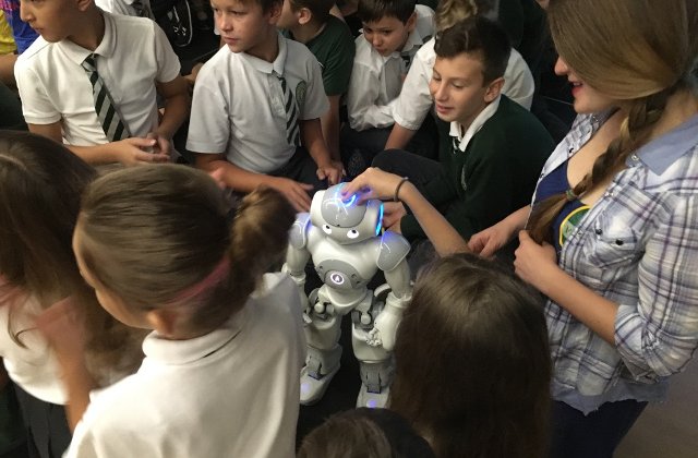 Peste 350 de elevi clujeni, initiati in tainele roboticii cu ajutorul robotului umanoid NAO